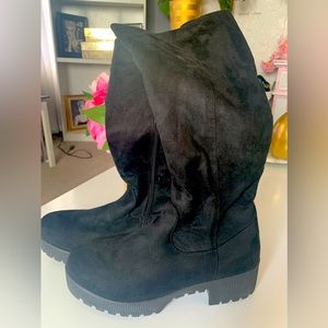 Boots size 9 color black
